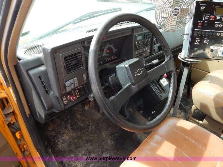 image for item I1089 1999 Chevrolet C8500 oil distributor truck