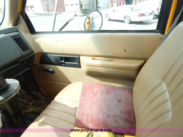 image for item I1089 1999 Chevrolet C8500 oil distributor truck