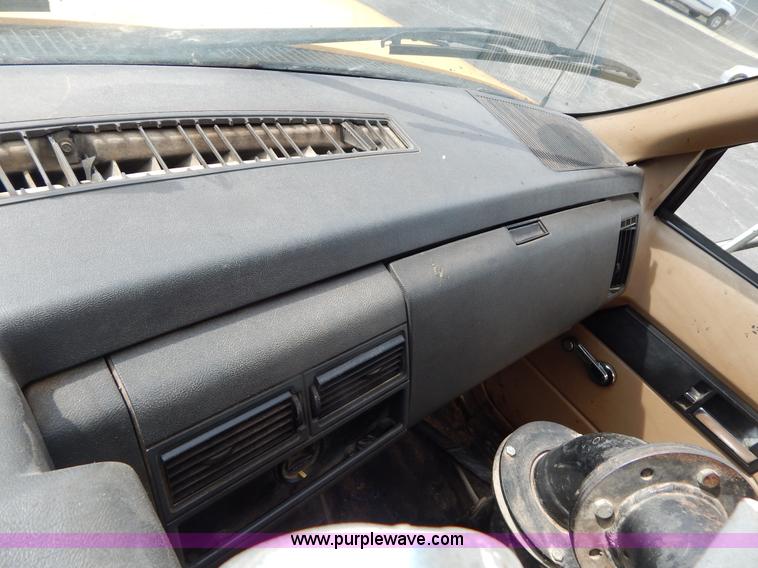 image for item I1089 1999 Chevrolet C8500 oil distributor truck