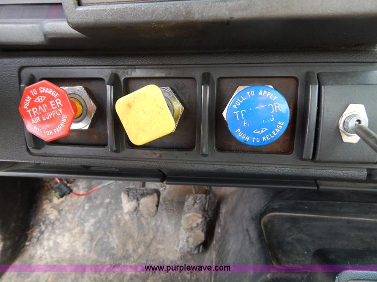 image for item I1089 1999 Chevrolet C8500 oil distributor truck