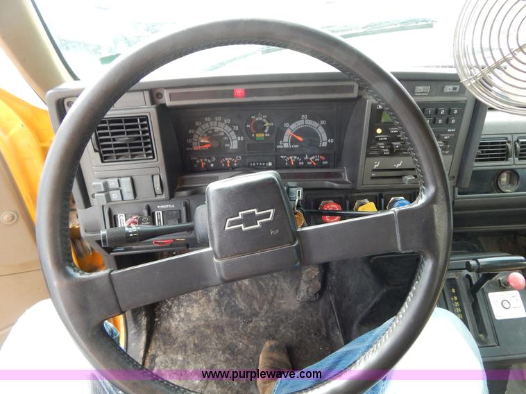 image for item I1089 1999 Chevrolet C8500 oil distributor truck