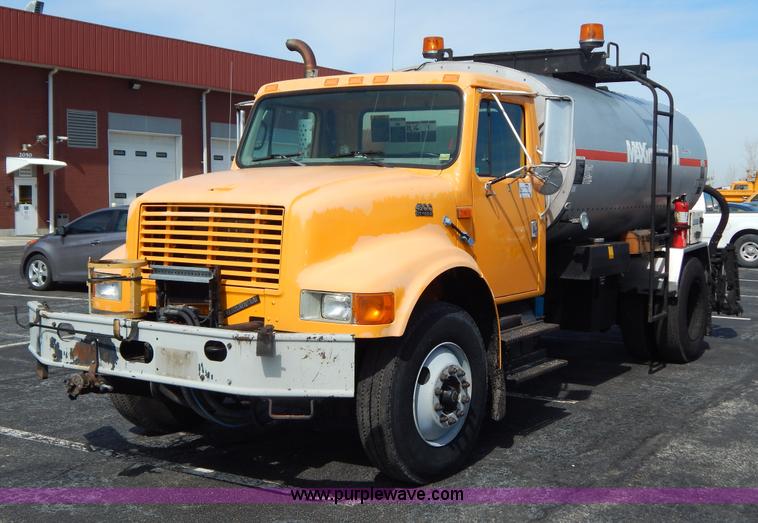 image for item I1090 1998 International 4900 oil distributor truck
