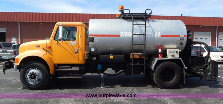 image for item I1090 1998 International 4900 oil distributor truck