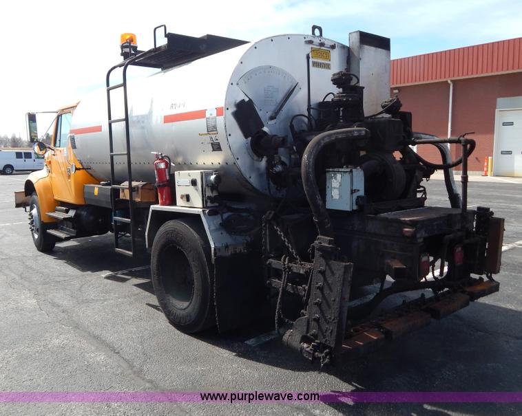 image for item I1090 1998 International 4900 oil distributor truck