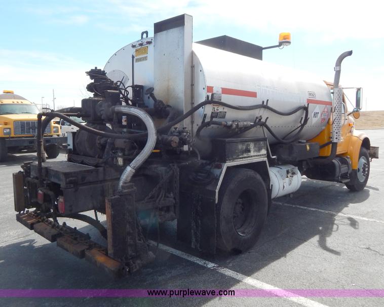 image for item I1090 1998 International 4900 oil distributor truck