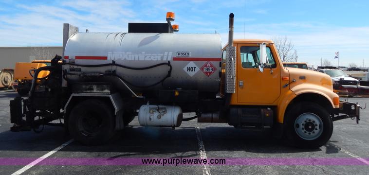 image for item I1090 1998 International 4900 oil distributor truck