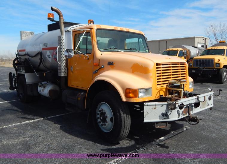 image for item I1090 1998 International 4900 oil distributor truck