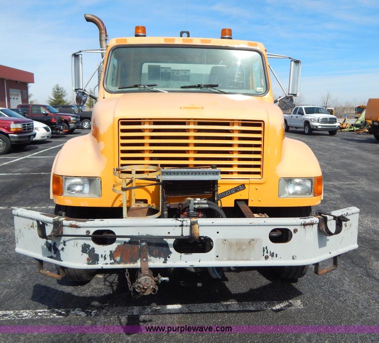 image for item I1090 1998 International 4900 oil distributor truck