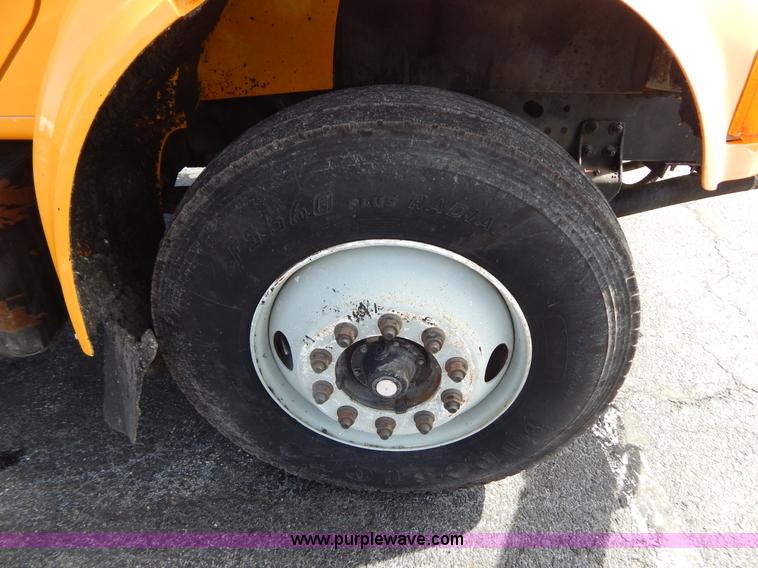 image for item I1090 1998 International 4900 oil distributor truck