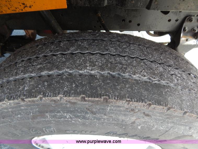 image for item I1090 1998 International 4900 oil distributor truck