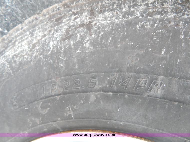 image for item I1090 1998 International 4900 oil distributor truck