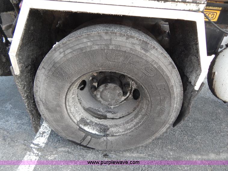 image for item I1090 1998 International 4900 oil distributor truck