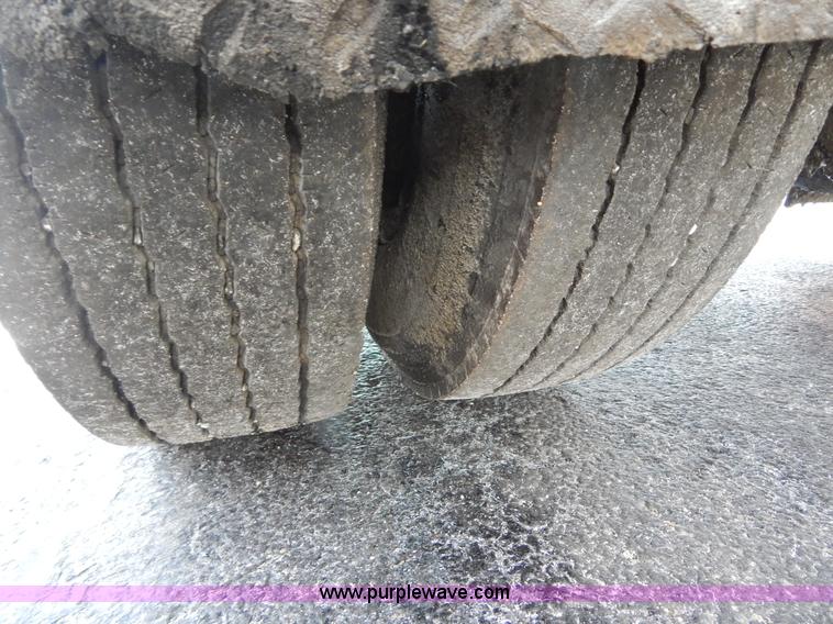 image for item I1090 1998 International 4900 oil distributor truck