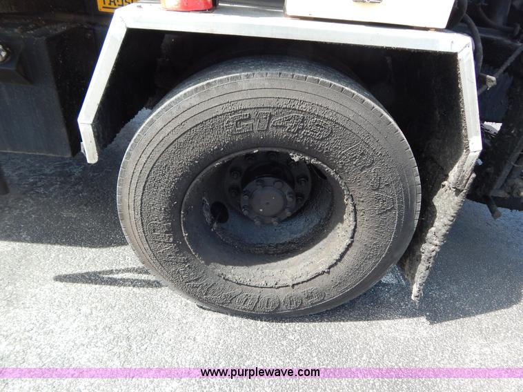 image for item I1090 1998 International 4900 oil distributor truck