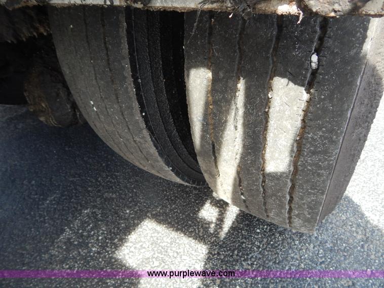 image for item I1090 1998 International 4900 oil distributor truck