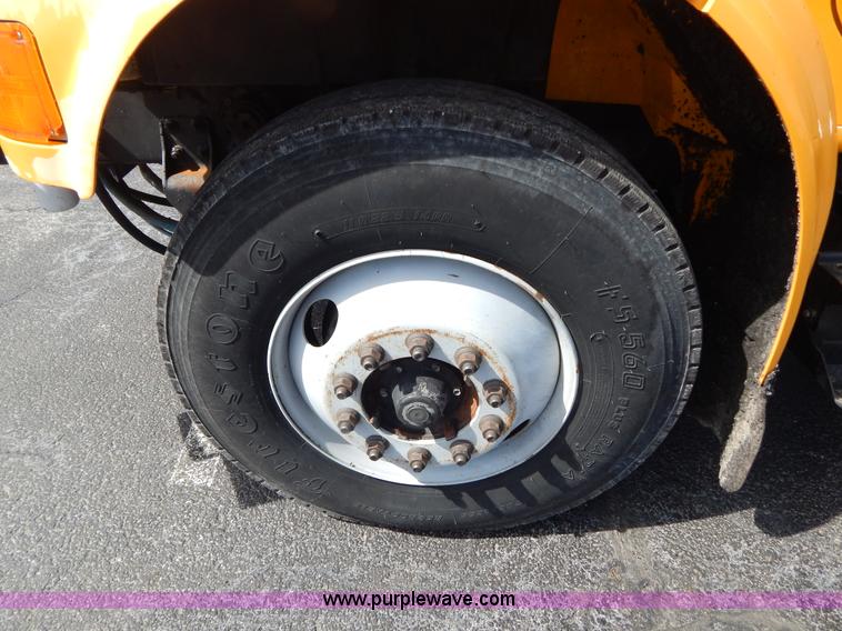 image for item I1090 1998 International 4900 oil distributor truck