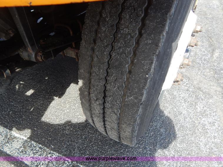 image for item I1090 1998 International 4900 oil distributor truck