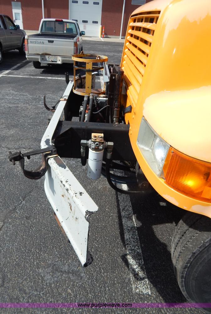 image for item I1090 1998 International 4900 oil distributor truck