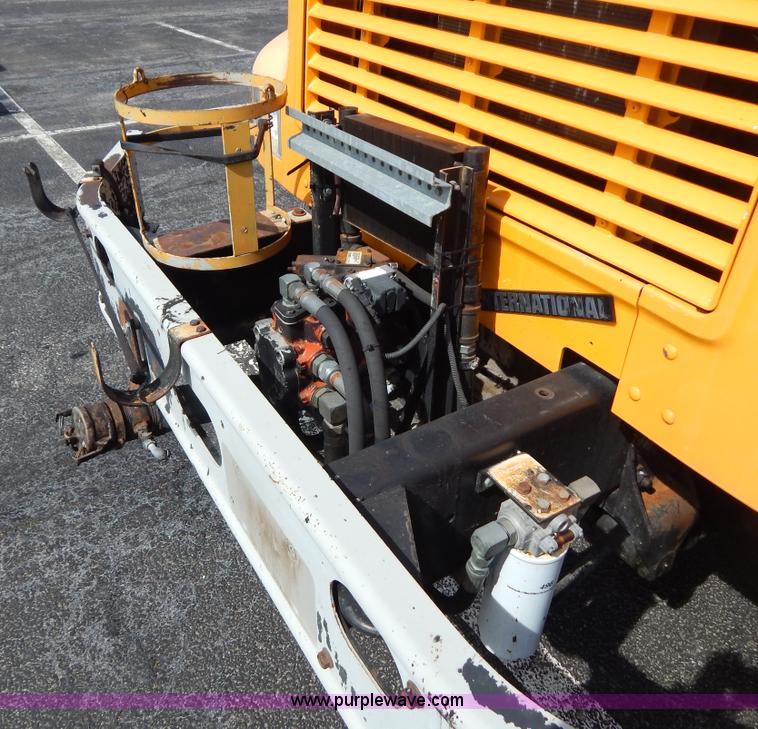 image for item I1090 1998 International 4900 oil distributor truck