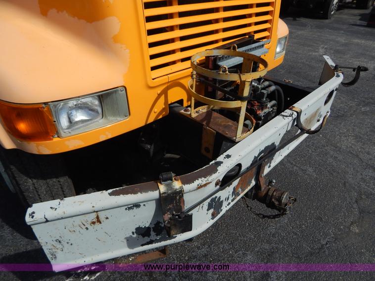 image for item I1090 1998 International 4900 oil distributor truck