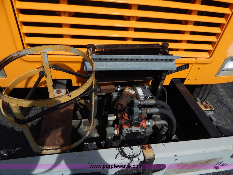 image for item I1090 1998 International 4900 oil distributor truck