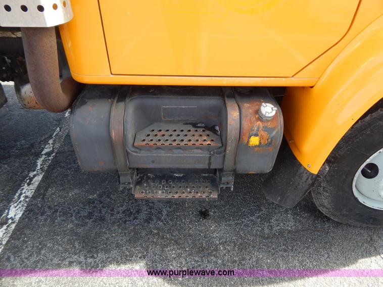 image for item I1090 1998 International 4900 oil distributor truck