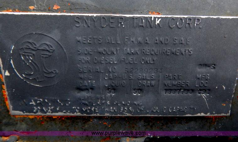 image for item I1090 1998 International 4900 oil distributor truck