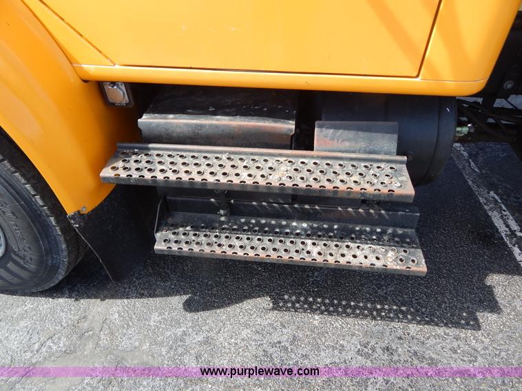 image for item I1090 1998 International 4900 oil distributor truck