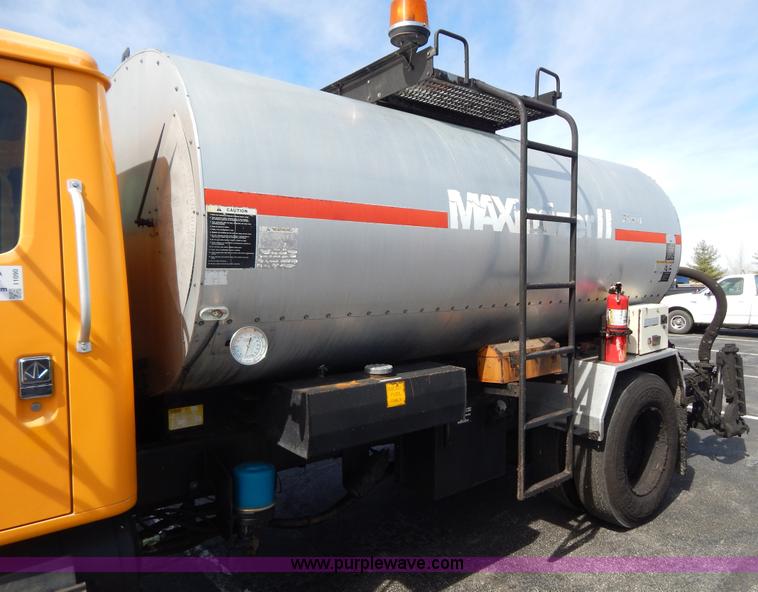 image for item I1090 1998 International 4900 oil distributor truck