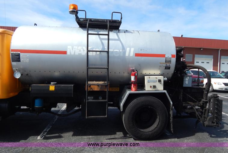 image for item I1090 1998 International 4900 oil distributor truck