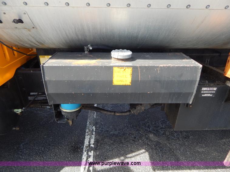 image for item I1090 1998 International 4900 oil distributor truck