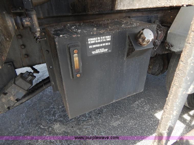 image for item I1090 1998 International 4900 oil distributor truck