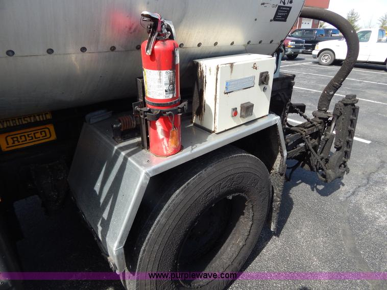 image for item I1090 1998 International 4900 oil distributor truck