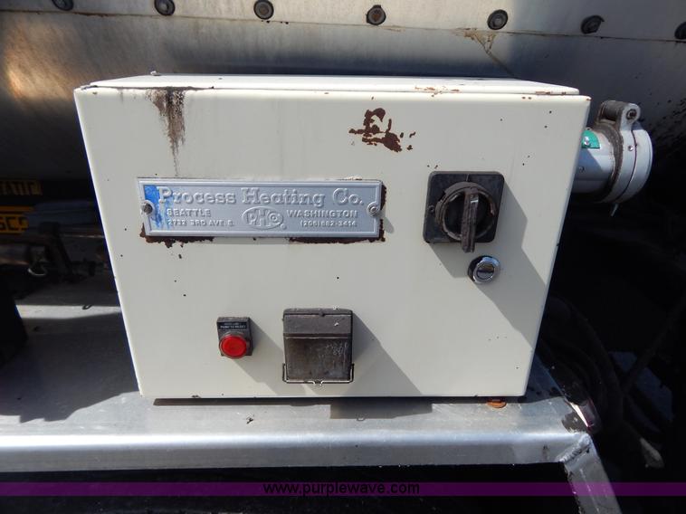 image for item I1090 1998 International 4900 oil distributor truck