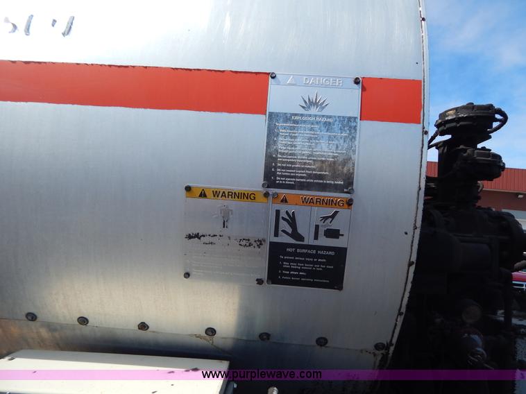 image for item I1090 1998 International 4900 oil distributor truck