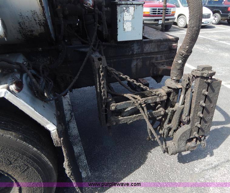 image for item I1090 1998 International 4900 oil distributor truck