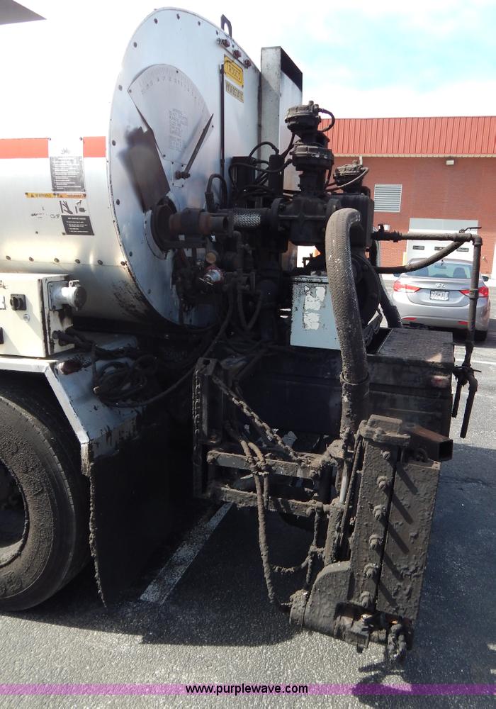 image for item I1090 1998 International 4900 oil distributor truck