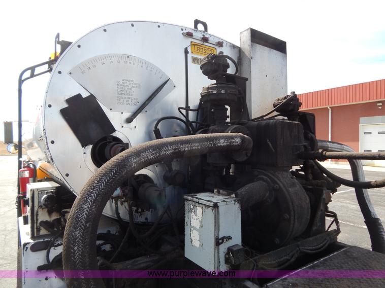 image for item I1090 1998 International 4900 oil distributor truck