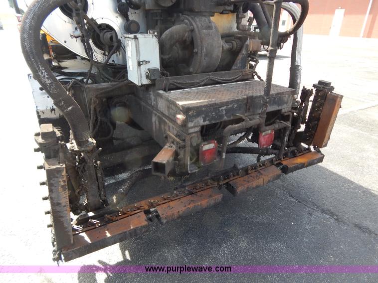 image for item I1090 1998 International 4900 oil distributor truck