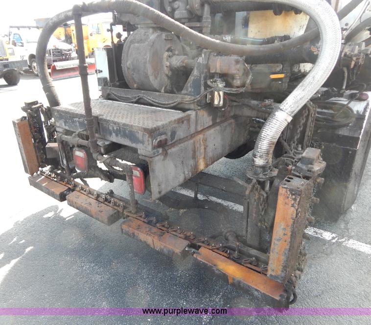 image for item I1090 1998 International 4900 oil distributor truck