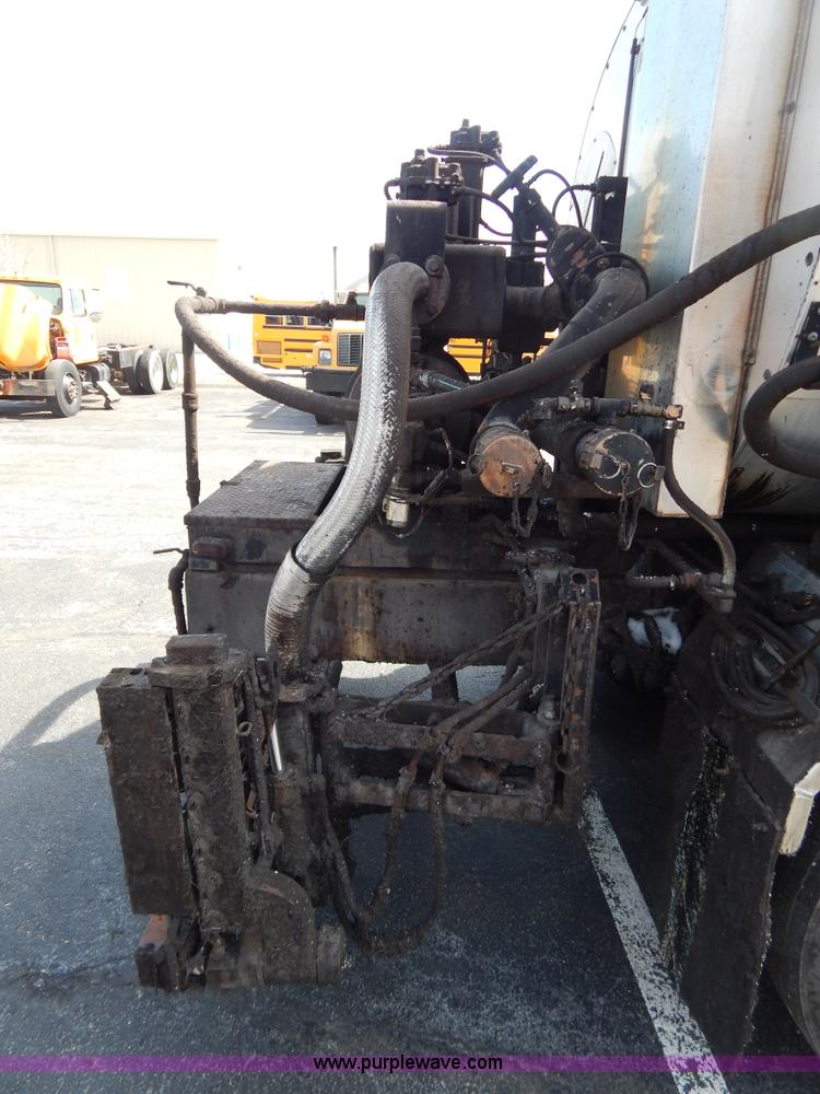 image for item I1090 1998 International 4900 oil distributor truck