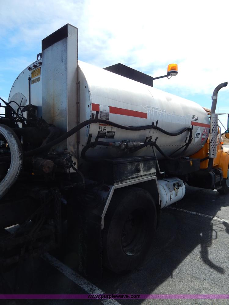 image for item I1090 1998 International 4900 oil distributor truck