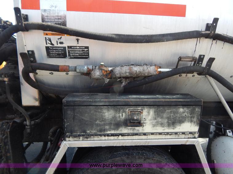 image for item I1090 1998 International 4900 oil distributor truck