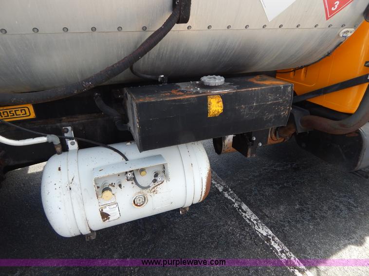 image for item I1090 1998 International 4900 oil distributor truck