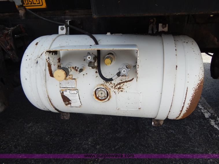 image for item I1090 1998 International 4900 oil distributor truck