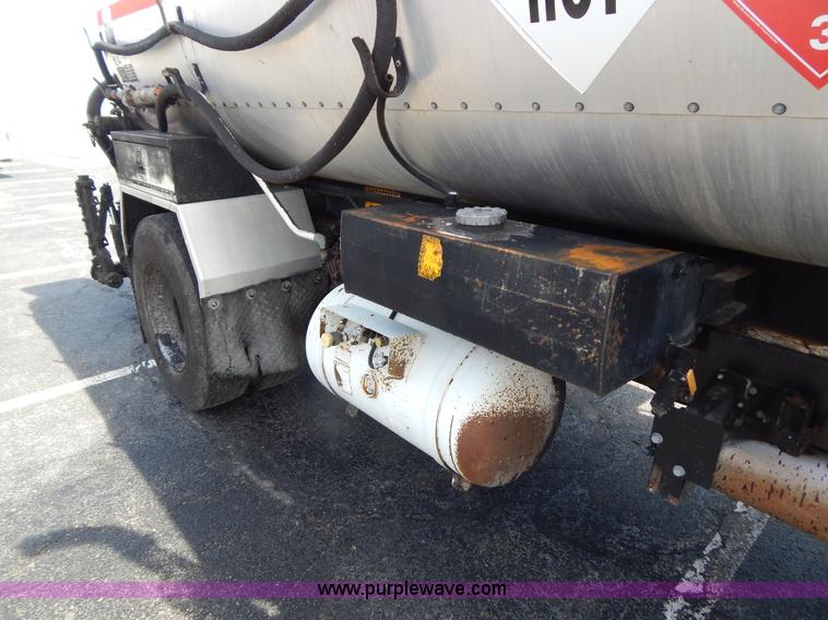 image for item I1090 1998 International 4900 oil distributor truck