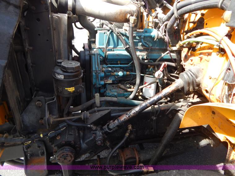 image for item I1090 1998 International 4900 oil distributor truck