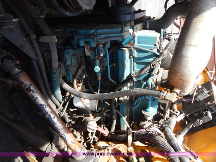 image for item I1090 1998 International 4900 oil distributor truck