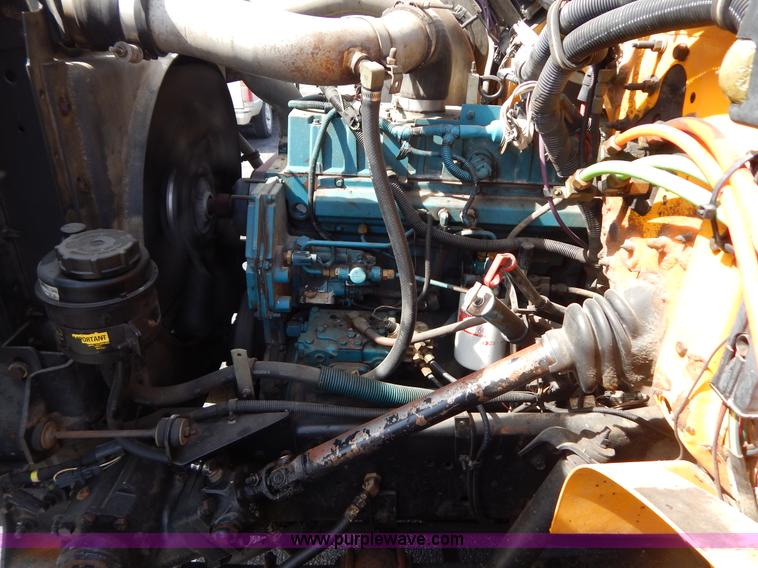 image for item I1090 1998 International 4900 oil distributor truck