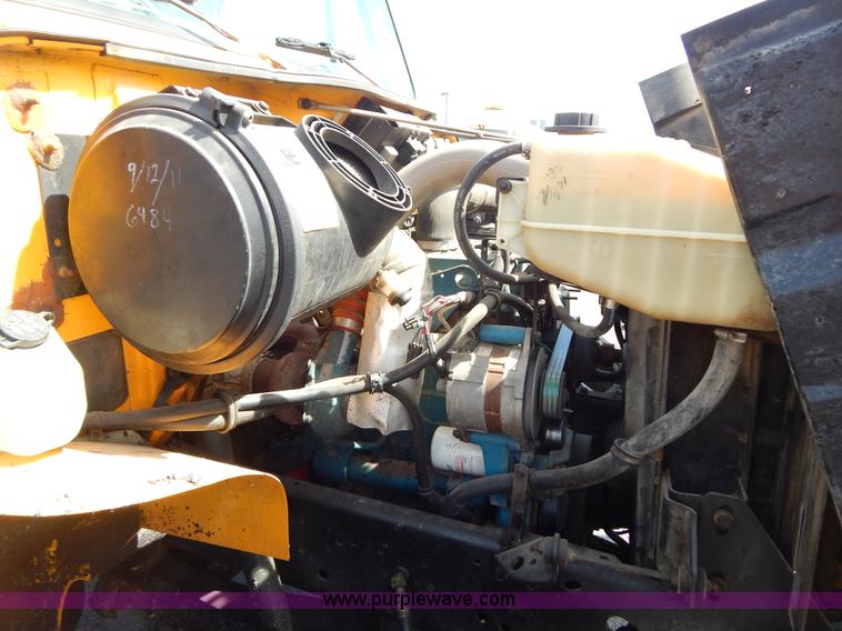 image for item I1090 1998 International 4900 oil distributor truck